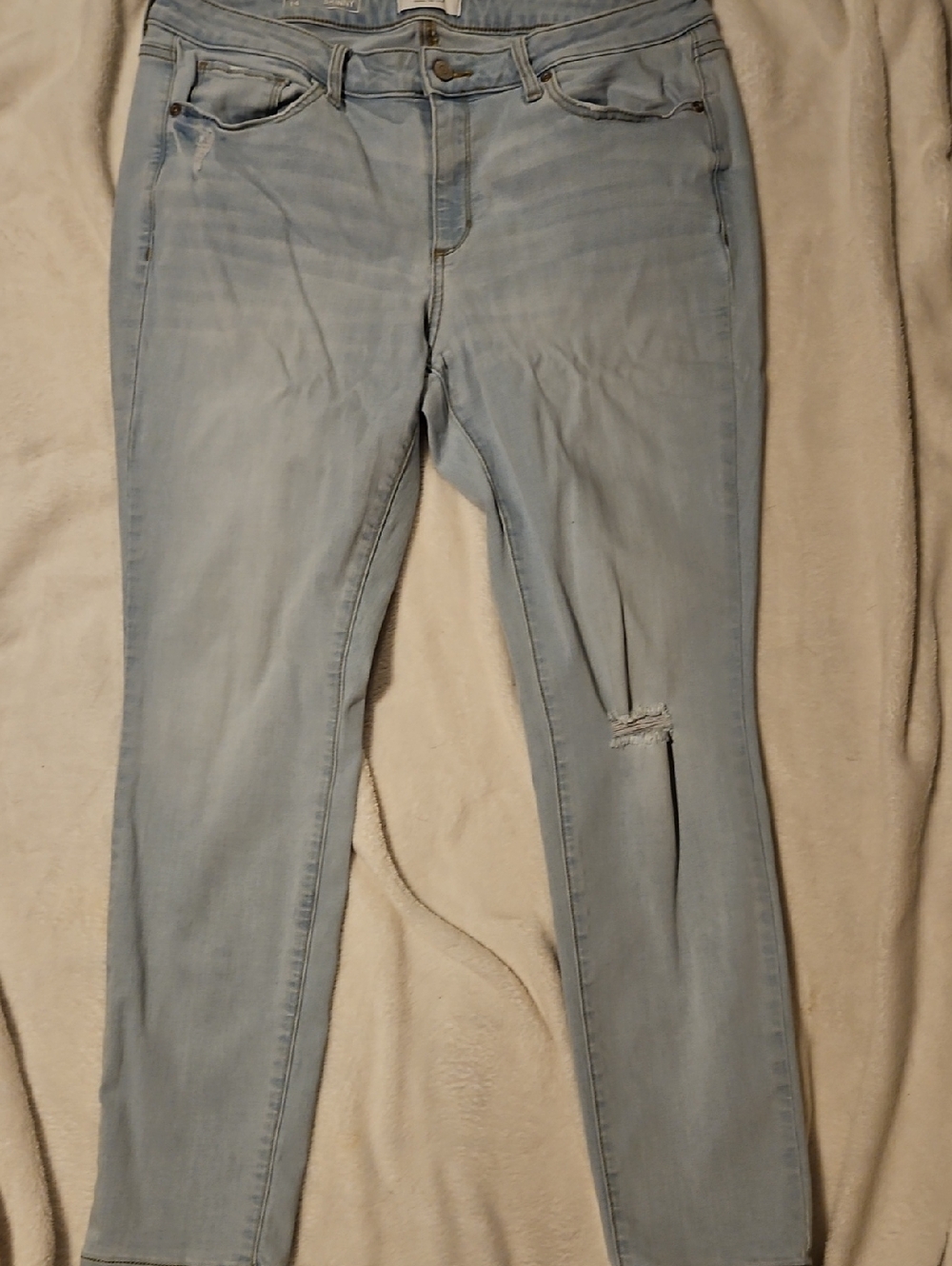 Sonoma Light Wash Skinny Jeans with Subtle Knee Distress
